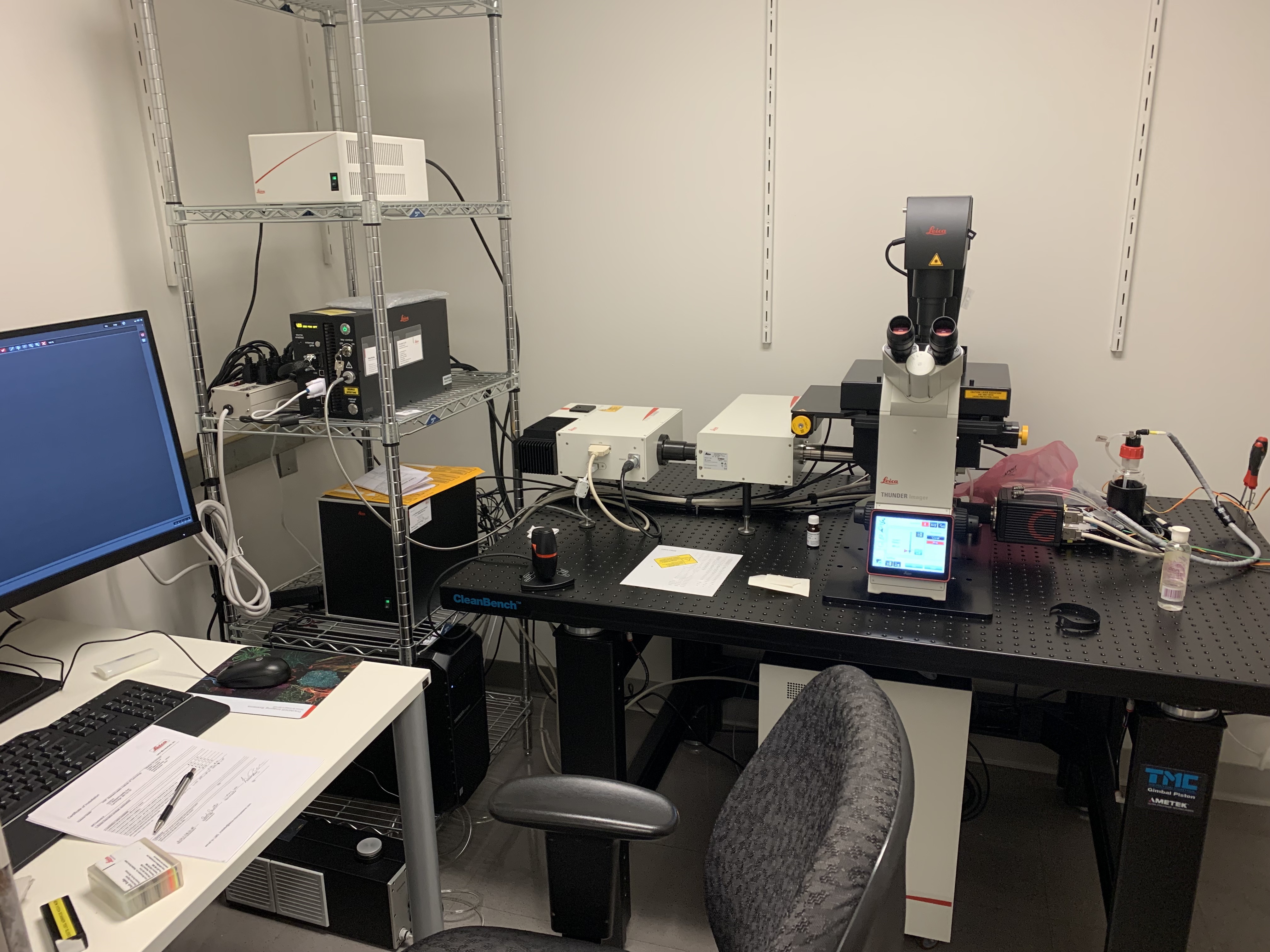 Image of the TIRF Microscope and computer